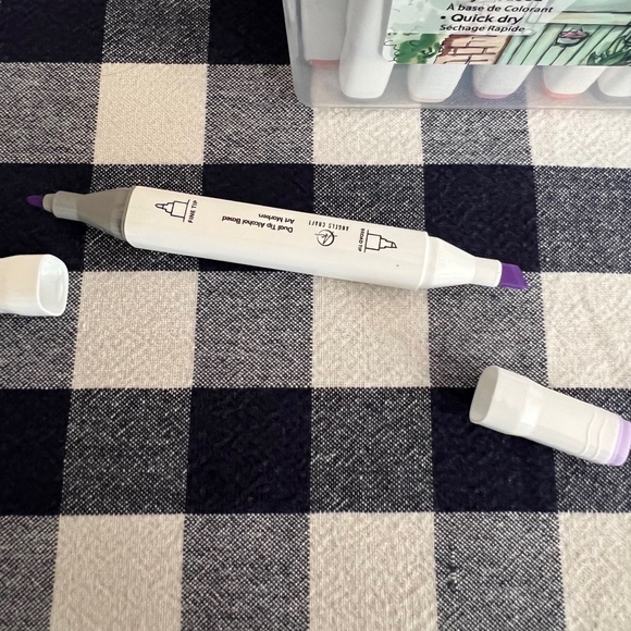 Brand new set of 60 alcohol-based double-sided markers - Picture 6 of 7